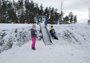 10 Dzieci bawią się na śniegu